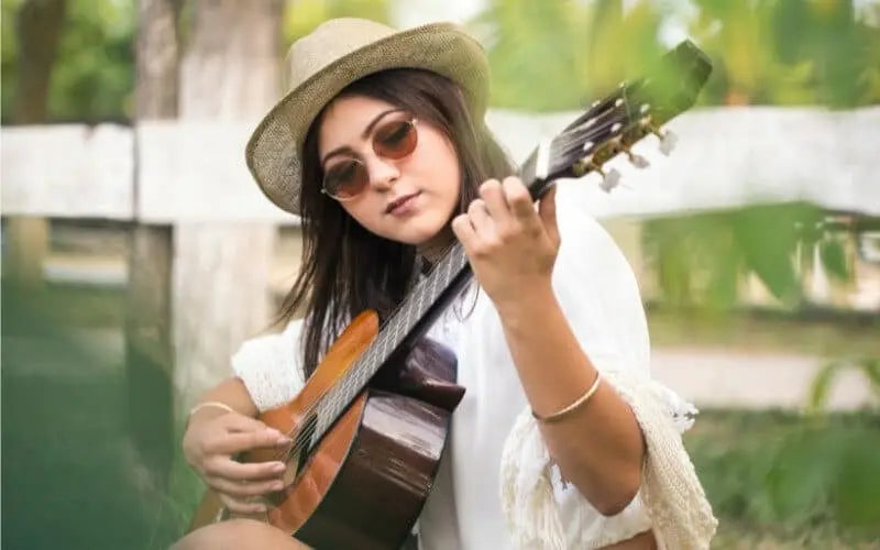 files/Female-Guitarist-800x500.webp